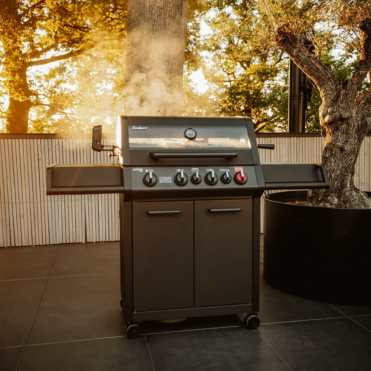 BARBECUE A GAS ENDERS MONROE PRO 4 SIK TURBO SHADOW | Il Mondo del Barbecue