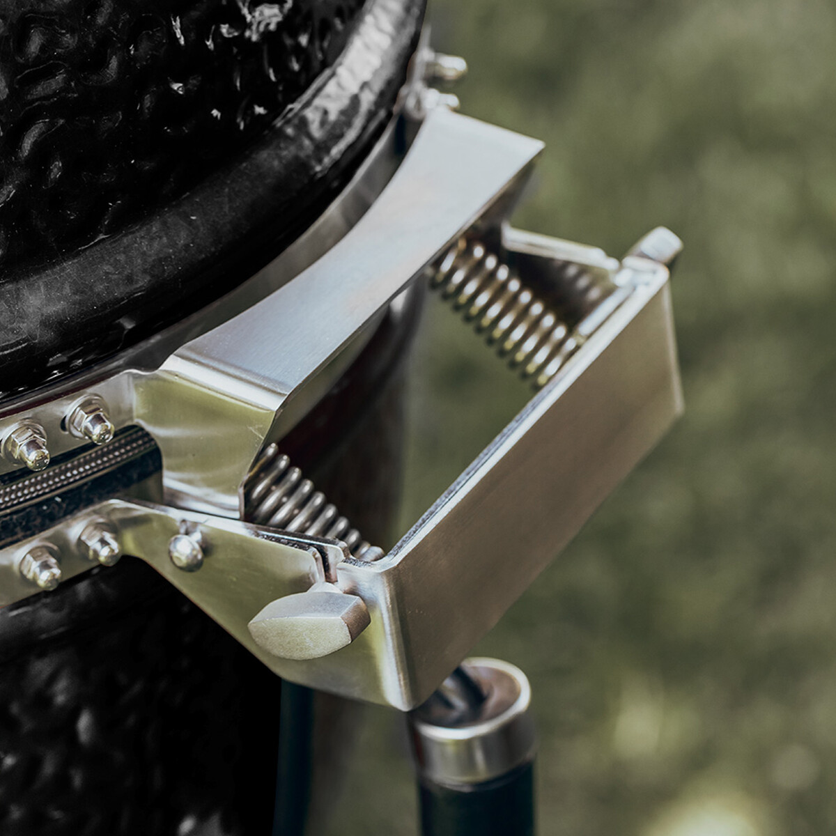 BARBECUE A CARBONE MONOLITH JUNIOR PRO-SERIE 2.0 NERO CON CARRELLO Monolith Barbecue a carbone | Il Mondo Del Barbecue