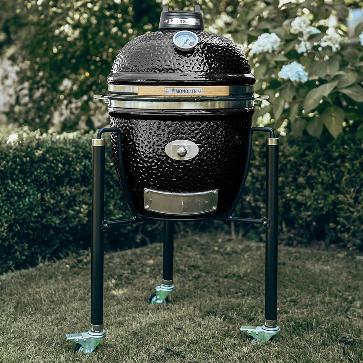 BARBECUE A CARBONE MONOLITH JUNIOR PRO-SERIE 2.0 NERO CON CARRELLO Monolith Barbecue a carbone | Il Mondo Del Barbecue