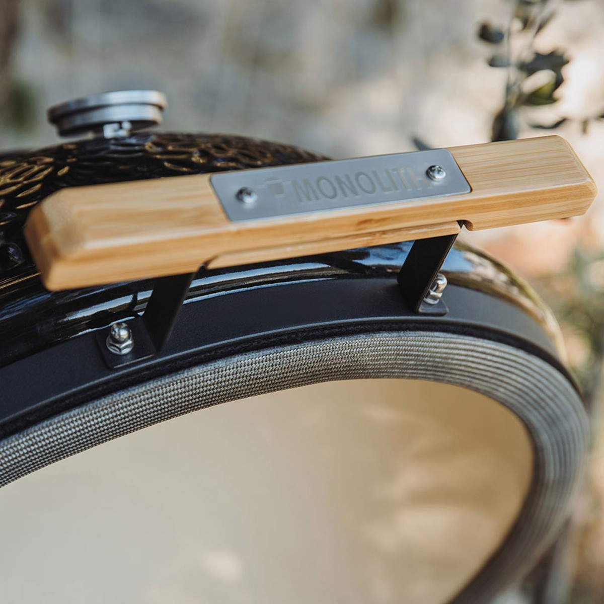 BARBECUE A CARBONE MONOLITH ONE.66 CON CARRELLO Monolith Barbecue a carbone | Il Mondo Del Barbecue