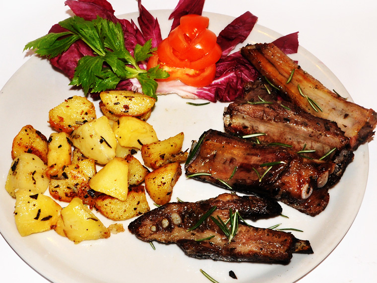 Rosticciana alla griglia con patate arrosto