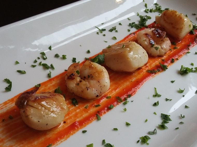 Capesante e gamberi con salsa al peperoncino