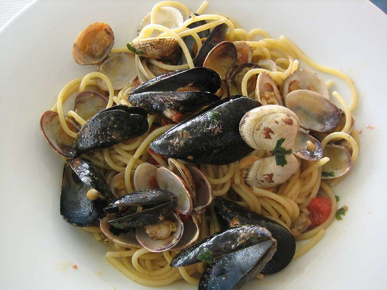 Spaghetti ai frutti di mare e fragole