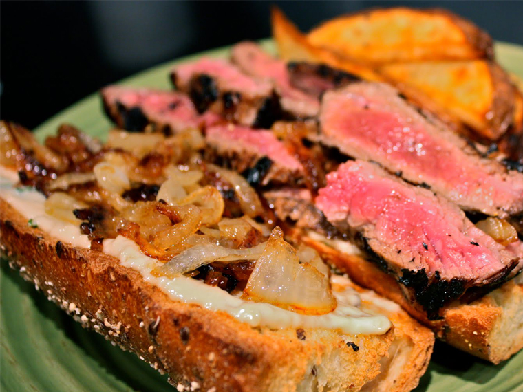 Sandwich di manzo e jalapeno grigliati con cipolla scottata e maionese