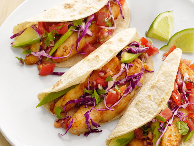 Tacos di tonno fritto con insalata di avocado