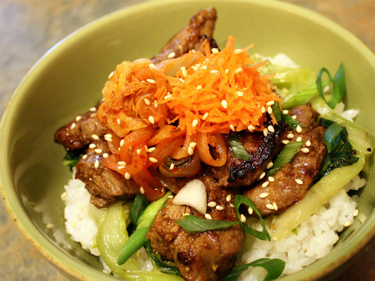 Anatra marinata al miele con riso, soia e broccoli