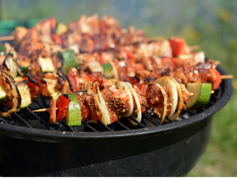 Spiedini misti all'orientale con salsa alle arachidi