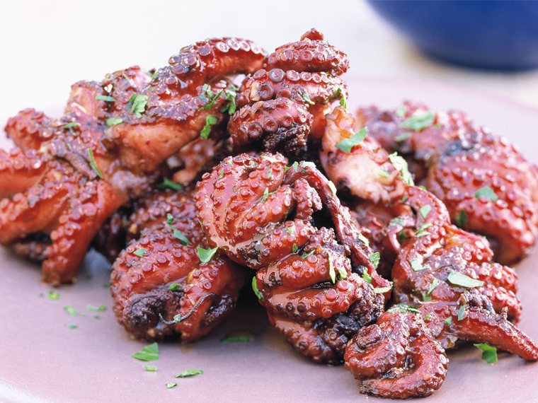 Polpo alla brace con olio al carbone e timo serpillo