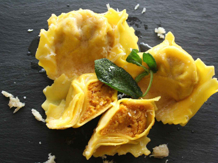 Tortelli di zucca al bbq con salsa di pecorino