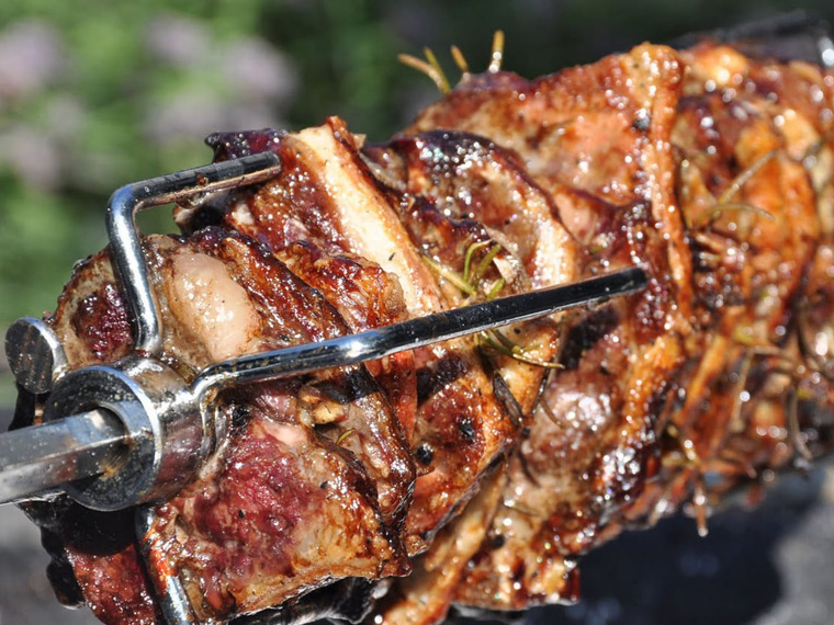 Agnello marinato allo spiedo