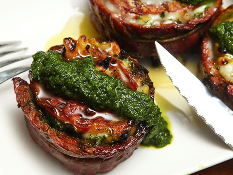 Bistecca di manzo farcita con mozzarella, prosciutto e pesto alla genovese