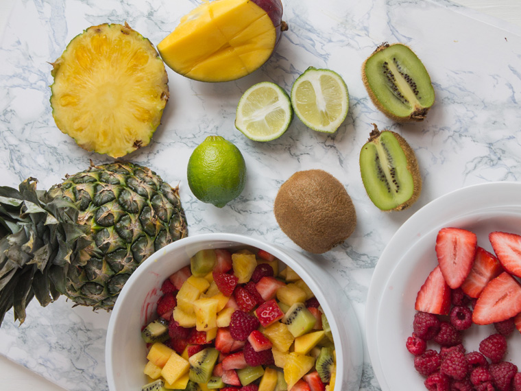 Spiedini di frutta alla griglia con gelato alla vaniglia