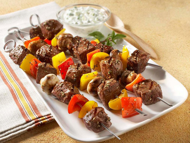 Spiedini di manzo marinato con peperoni e salsa tzatziki
