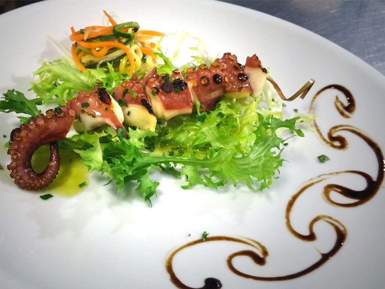 Polpo alla griglia con contorno di verdure grigliate