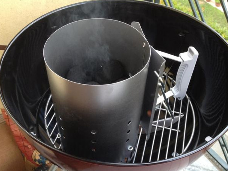 L'accensione pratica e sicura del barbecue a carbone: il cesto accenditore