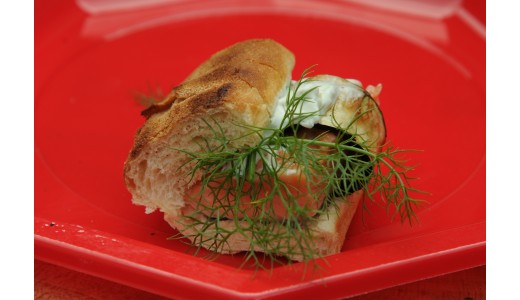 Panino salmone, zucchine grigliate e panna acida all’aneto