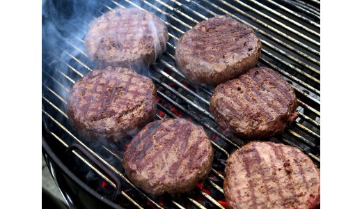 Cheeseburger con provolone e rucola
